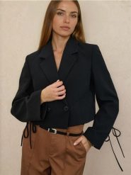 Krótki żakiet dwurzędowy - czarny. Czarne marynarki i żakiety Sinsay, l, bez wzorów, bez ramiączek. Za 69.99 zł.