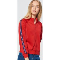 Rozpinana bluza z lampasem - Czerwony. Bluzy marki Cropp. W wyprzedaży za 59.99 zł.