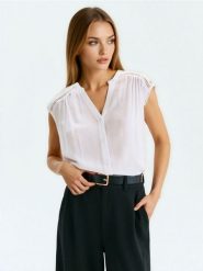 Bluzka koszulowa z ozdobną koronką - biały. Białe bluzki Sinsay, l, bez wzorów, z koronki, bez kołnierzyka, bez ramiączek. Za 29.99 zł.