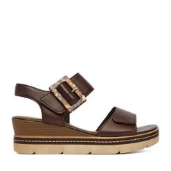 Sandały Remonte. Brązowe sandały Remonte, bez wzorów, bez obcasa, na koturnie, bez zapięcia. Za 379.99 zł.