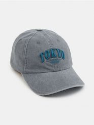 Czapka z daszkiem z haftowanym napisem Tokyo - szary. Szare czapki z daszkiem Sinsay, bez wzorów. Za 19.99 zł.