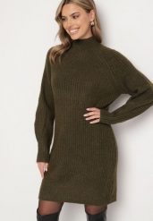 Zielona Sweterkowa Sukienka z Półgolfem i Wełną o Pudełkowym Kroju Norienne. Zielone sukienki Born2be, na co dzień, bez wzorów, z wełny, eleganckie, bez kołnierzyka, bez ramiączek, mini. W wyprzedaży za 118.99 zł.
