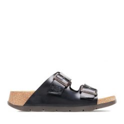 Klapki Fly London. Czarne klapki Fly London, bez wzorów, bez obcasa, bez zapięcia. Za 329.99 zł.