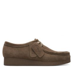Półbuty Clarks. Brązowe półbuty wsuwane Clarks, bez wzorów, bez obcasa, na płaskiej podeszwie. Za 389.99 zł.