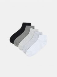 Prążkowane skarpetki 5 pack - biały. Białe skarpetki Sinsay, bez wzorów, prążkowane. Za 17.99 zł.
