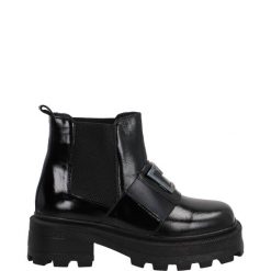LAKIEROWANE BOTKI 4941664 BLACK. Czarne botki Venezia, bez wzorów, z lakierowanej skóry, bez obcasa, bez zapięcia. Za 239.00 zł.