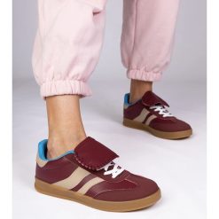 Bordowe sneakersy trampki damskie sportowe czerwone. Czerwone trampki bez wzorów, z materiału, sportowe, bez zapięcia. Za 84.03 zł.
