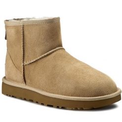Śniegowce Ugg. Brązowe śniegowce UGG, bez wzorów, bez zapięcia. Za 849.99 zł.