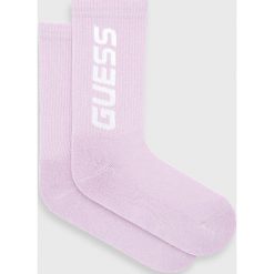 Guess skarpetki damskie kolor fioletowy. Fioletowe skarpetki Guess, z aplikacjami. Za 59.99 zł.