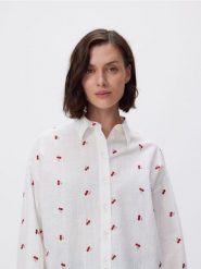 Koszula z ozdobnym haftem - czerwony. Czerwone koszule Reserved, l, bez wzorów, z bawełny, bez kołnierzyka, bez ramiączek. Za 149.99 zł.