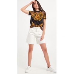 Szorty jeansowe TWINSET. Szorty Twinset Milano, bez wzorów, z jeansu. W wyprzedaży za 290.97 zł.