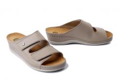 DR. BRINKMANN 700617-08 beige, klapki damskie. Brązowe klapki Dr. Brinkmann, bez wzorów, ze skóry, bez obcasa, bez zapięcia. Za 239.90 zł.