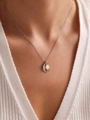 Heliophilia Srebrny naszyjnik - dł. 42 cm rozmiar: onesize. Szare naszyjniki Heliophilia, z materiału, srebrne. Za 150.02 zł.