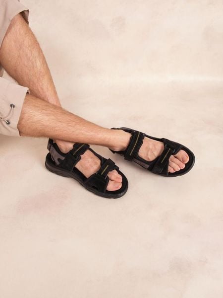 Sandały TBS Jaimmye. Czarne sandały TBS, bez wzorów, z materiału, eleganckie, bez obcasa, bez zapięcia. Za 300.30 zł.