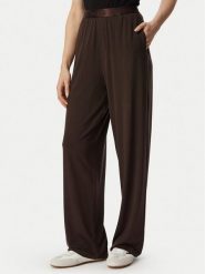 Guess Spodnie dresowe O6BB06 K5060 Brązowy Regular Fit. Brązowe spodnie dresowe Guess, z aplikacjami, z dresówki. Za 234.99 zł.