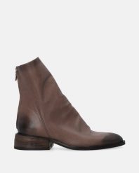 BRĄZOWE SZTYBLETY Z SUWAKIEM G007LEBROBB053. Brązowe botki Venezia, bez wzorów, ze skóry, bez obcasa, bez zapięcia. Za 799.00 zł.