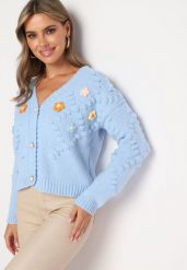 Jasnoniebieski Kardigan Ozdobiony Pomponikami i Wypukłymi Kwiatkami Terilisse. Niebieskie swetry Born2be, bez wzorów, eleganckie, bez ramiączek. W wyprzedaży za 84.99 zł.