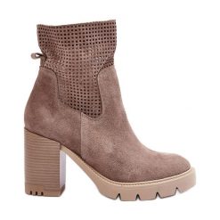 Lewski Shoes Zamszowe Ażurowe Botki Damskie Na Słupku Beżowe Lewski 3386 beżowy. Brązowe botki w ażurowe wzory, ze skóry, bez obcasa, na obcasie, bez zapięcia. Za 504.46 zł.
