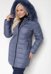 Niebieska Pikowana Kurtka o Taliowanym Kroju z Odpinanym Kapturem i Futrem Deozora. Niebieskie kurtki Born2be, plus size, bez wzorów, z dzianiny, eleganckie. W wyprzedaży za 230.99 zł.