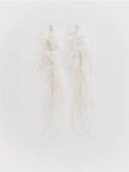 Wiszące kolczyki z naturalnymi piórami - złamana biel. Kolczyki Reserved. W wyprzedaży za 49.99 zł.