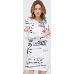 Desigual sukienka kolor biały mini dopasowana. Białe sukienki Desigual, l, bez wzorów, z dzianiny, bez kołnierzyka, bez ramiączek, maxi, dopasowane. Za 419.99 zł.