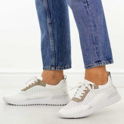 Białe skórzane półbuty damskie Filippo Dp7622/26. Białe półbuty wsuwane Filippo, na jesień, w ażurowe wzory, z jeansu, casualowe, z okrągłym noskiem, bez obcasa, na płaskiej podeszwie. Za 219.00 zł.