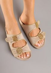 Ciemnobeżowe Klapki Vices Ozdobione Dwoma Paskami i Metaliczną Aplikacją Mairna. Brązowe klapki Renee, z aplikacjami, z jeansu, bez obcasa, na płaskiej podeszwie, bez zapięcia. Za 99.99 zł.