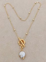 Luja Bijoux Pozłacany naszyjnik z zawieszką - dł. 44 cm rozmiar: onesize. Białe naszyjniki Luja Bijoux, z materiału, z perłą, pozłacane. Za 81.45 zł.