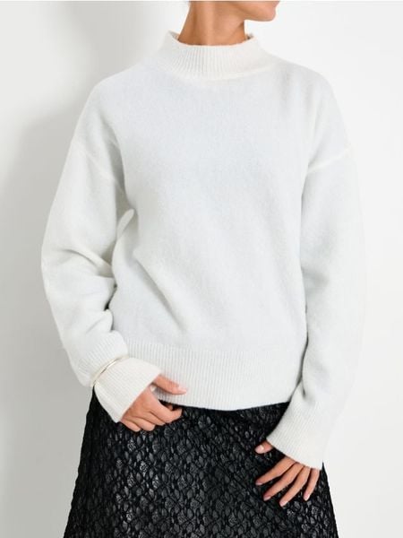 Sweter z długim rękawem - biały. Białe swetry Sinsay, l, bez wzorów, bez ramiączek. Za 59.99 zł.