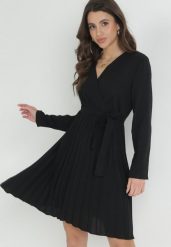 Czarna Sukienka Plisowana z Kopertowym Dekoltem i Paskiem Minesia. Czarne sukienki Born2be, m, bez wzorów, z materiału, eleganckie, bez kołnierzyka, bez ramiączek, mini, kopertowe. W wyprzedaży za 84.99 zł.