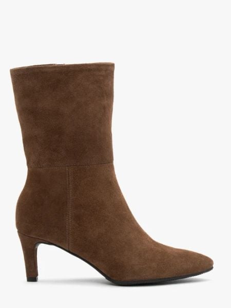 Brązowe wyższe botki ze skóry welurowej. Brązowe botki Ryłko, bez wzorów, ze skóry, za kostkę, bez obcasa, na szpilce, bez zapięcia. Za 499.99 zł.