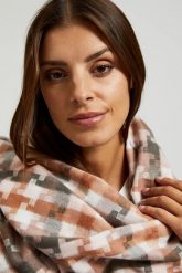 Szalik w kratę różowy. Czerwone szaliki i kominy MOODO, bez wzorów, z poliesteru. W wyprzedaży za 34.99 zł.