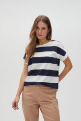 Bluzka w paski z krótkimi rękawami granatowa. Bluzki MOODO, s, bez wzorów, z bawełny, bez kołnierzyka, bez ramiączek. Za 49.99 zł.