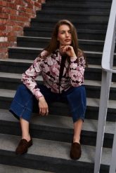 Rozpinana bluza z kwiatowym nadrukiem burgundowa. Czerwone bluzy MOODO, l, bez wzorów, z bawełny, bez kaptura. Za 149.99 zł.