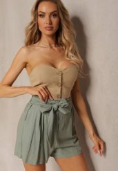Zielone Szorty z Bawełny z Gumką w Talii i Paskami po Bokach Nellvina. Zielone szorty Renee, bez wzorów, z bawełny, eleganckie. W wyprzedaży za 47.99 zł.