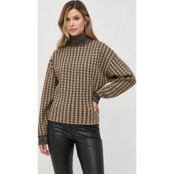 Victoria Beckham sweter wełniany damski kolor beżowy ciepły z półgolfem. Brązowe swetry VICTORIA BECKHAM, l, bez wzorów, z wełny, bez ramiączek. W wyprzedaży za 1,469.90 zł.
