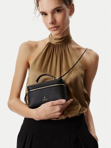 Furla Torebka Camelia Micro WE00625 HSF000 CN O6000 Czarny. Czarne torebki klasyczne Furla, bez wzorów, ze skóry, bez dodatków. Za 944.99 zł.