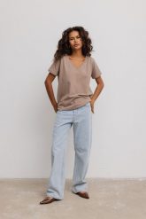 T shirt z dekoltem w kształcie V w kolorze LATTE- V NECK-M. T-shirty Marsala, m, bez wzorów, z bawełny, eleganckie, bez kołnierzyka, bez ramiączek. Za 69.90 zł.