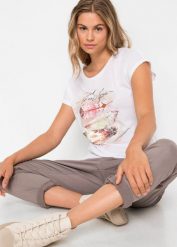 T-shirt z nadrukiem w pióra. Białe t-shirty bonprix, bez wzorów, bez kołnierzyka, bez ramiączek. Za 77.99 zł.