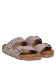 Birkenstock Klapki Arizona 1031427 Fioletowy. Fioletowe klapki Birkenstock, bez wzorów, ze skóry, bez obcasa, bez zapięcia. Za 449.99 zł.