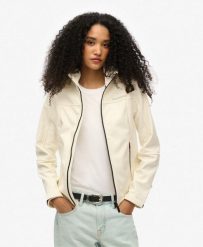 Kurtka z kapturem Trekker od SUPERDRY. Białe kurtki Superdry, s, bez wzorów, eleganckie, z kapturem. Za 372.95 zł.