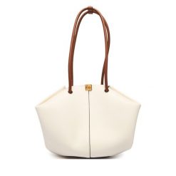 Torebka Coccinelle. Torebki klasyczne Coccinelle, bez wzorów, klasyczne, bez dodatków. Za 1,209.00 zł.