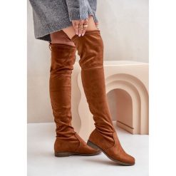 Kozaki Na Płaskim Obcasie Za Kolano Z Eko Zamszu Camel Linnithia brązowe. Brązowe kozaki bez wzorów, za kolano, bez obcasa, na płaskiej podeszwie, bez zapięcia. Za 153.43 zł.
