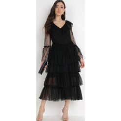 Czarna Sukienka Guinemeda. Czarne sukienki Born2be, m, bez wzorów, eleganckie, bez kołnierzyka, bez ramiączek, midi, dopasowane. W wyprzedaży za 188.49 zł.