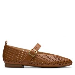 Półbuty Clarks. Brązowe półbuty wsuwane Clarks, bez wzorów, bez obcasa, na płaskiej podeszwie. Za 359.99 zł.