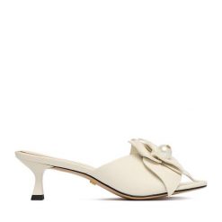 Klapki GINO ROSSI. Białe klapki Gino Rossi, bez wzorów, bez obcasa, bez zapięcia. Za 379.99 zł.