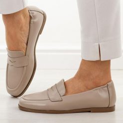 Beżowe skórzane mokasyny damskie Vinceza 18121. Brązowe mokasyny VINCEZA, bez wzorów, z jeansu, z okrągłym noskiem. Za 219.00 zł.