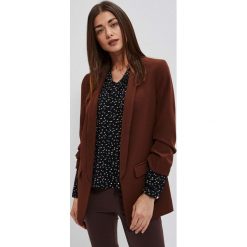 Jednorzędowa gładka marynarka. Brązowe marynarki i żakiety MOODO, l, bez wzorów, z elastanu, casualowe, bez ramiączek. Za 179.99 zł.