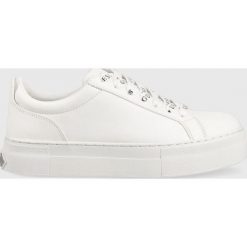 Guess sneakersy Giaa kolor biały. Białe buty sportowe lifestyle Guess, z aplikacjami, z gumy, sportowe, z okrągłym noskiem, bez zapięcia. Za 569.99 zł.