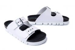 DR. BRINKMANN 700560-03 weiss, klapki damskie. Białe klapki Dr. Brinkmann, bez wzorów, bez obcasa, bez zapięcia. Za 219.90 zł.
